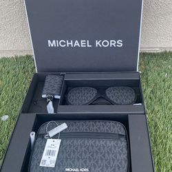 Michael Kors 3-In-1 Logo Travel Gift Set, New in Gift Box/Nuevo en Caja de Regalo.