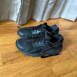 Black Nike Huaraches