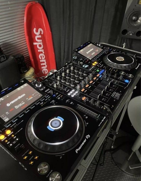 2x Pioneer CDJ-3000 + DJM-900NXS2
DJ Player Mixer Turntable CDJ3000
DJM900NXS2