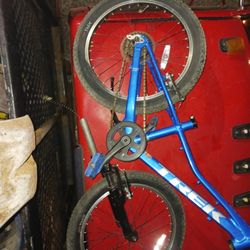 Trek Bike Just Needs Handel Bars And The Cannondale Bike Is Just A Frame Each Bike Worth Over 400$ SHOOT Me A Offer
