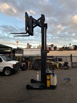 Crown pallet jack stacker reach