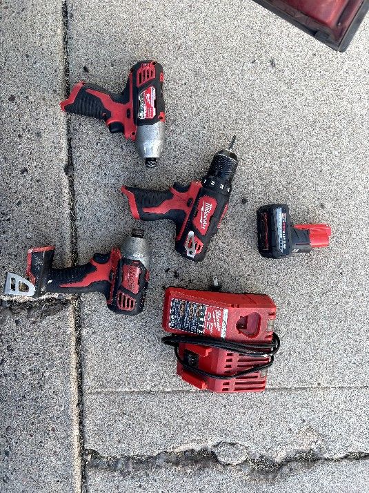 3 Drill(2 Impact) Milwaukee 1 Battery 1 Charger