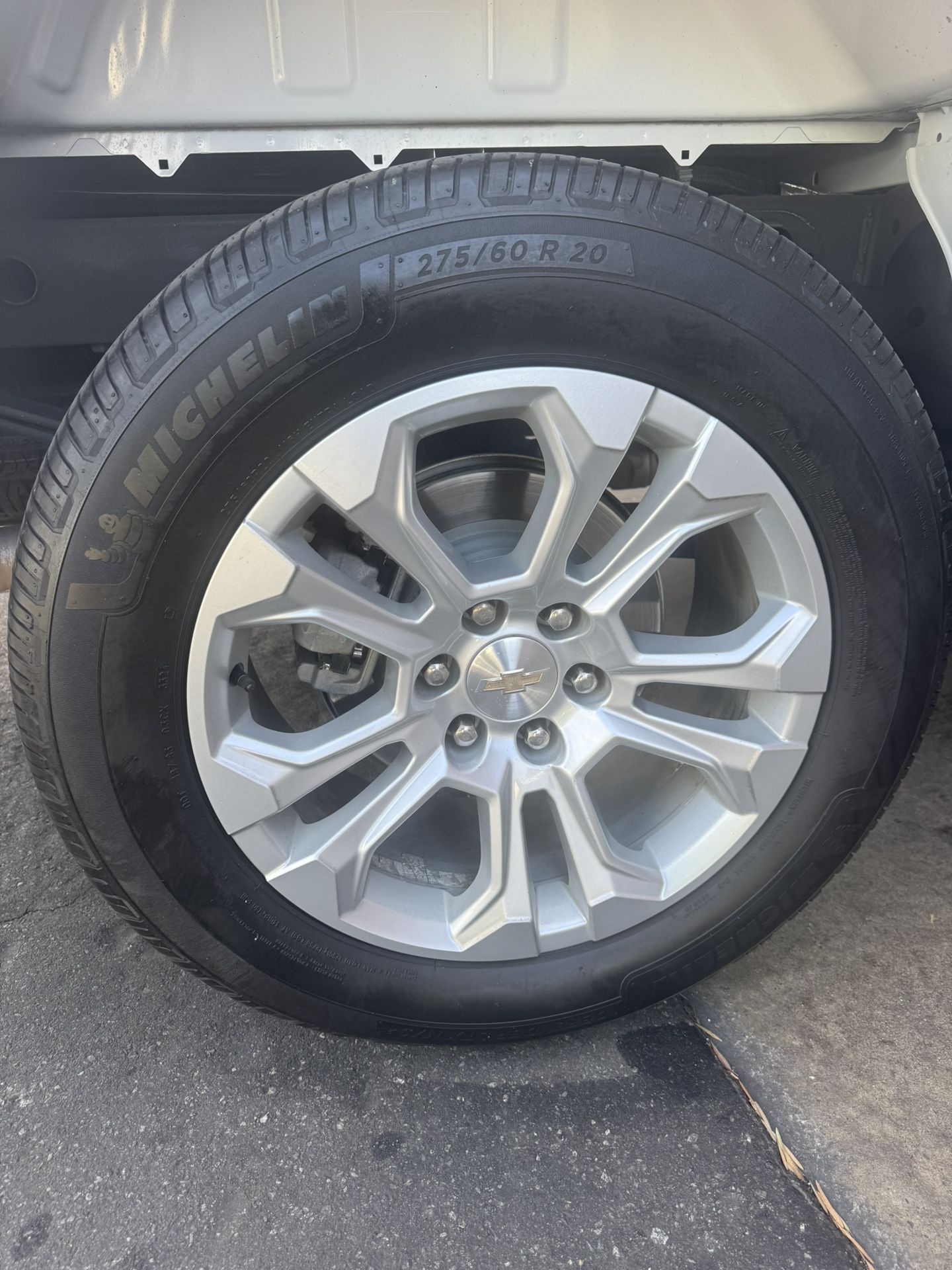 20" CHEVY OEM rims michelin defender ltxm/s2 tires 275/60/R20
