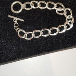 The David Yurman The Cable Collection Cable Classic 7.5 in Chain Bracelet is a stunning piece of fine jewelry crafted from 925 sterling silver. The ov