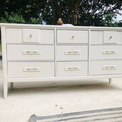 Lovely Like NEW Dresser And Chest Of Drawers 