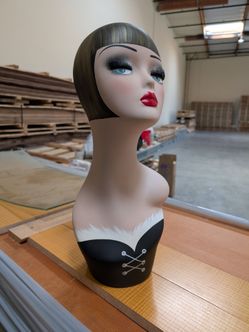 The selected region features a vintage-style, hand-painted female mannequin head bust.