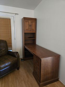 Desk in good condition PICK UP ONLY