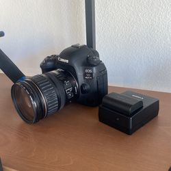 Canon 5D Mark 4 - 28-135MM Lens