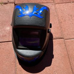 Automatic welding helmet