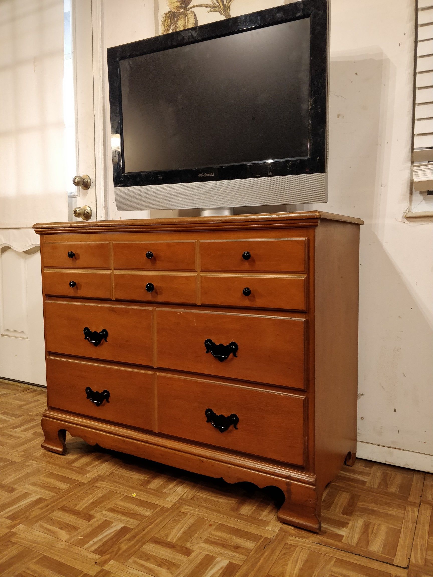 Nice wooden dresser/TV stand with big drawers in good condition, all drawers working well, dovetail drawers. L40"*W17.5"H32"