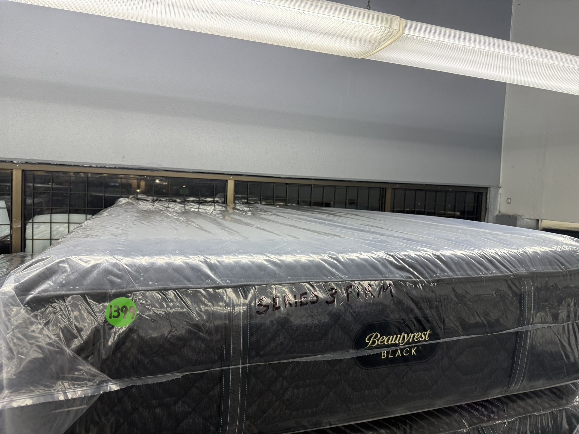 QUEEN SIZE SIMMONS BEAUTYREST BLACK SERIES 3 (FIRM) MATTRESS & BOX SPRING BED SET