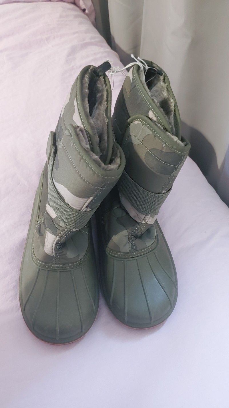 Size 5y Kids Snow Boots. Brand New 2pairs