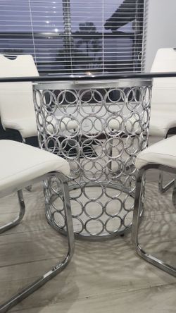 Dining set of one table and 4 chairs/Juego de comedor de 4 sillas