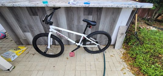 24 Inch Bike White