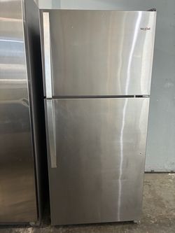 2021 Whirlpool stainless steel top freezer refrigerator