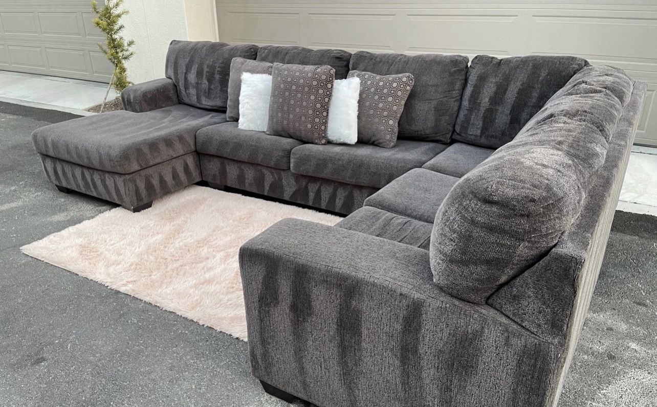 Beautiful Dark gray Sectional Couch In Excellent Condition - Free Delivery ๐