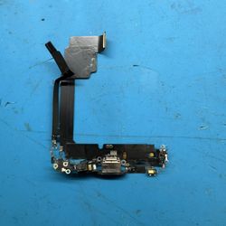 iPhone 15 Pro Max charging port