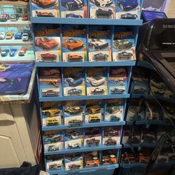 400 Hotwheels And Hot Wheels Shippers 