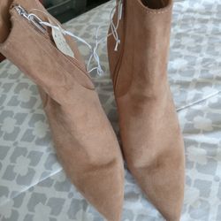 Boots  7.5 Pick  Up  In  Clovis Sunnyside Herdon 