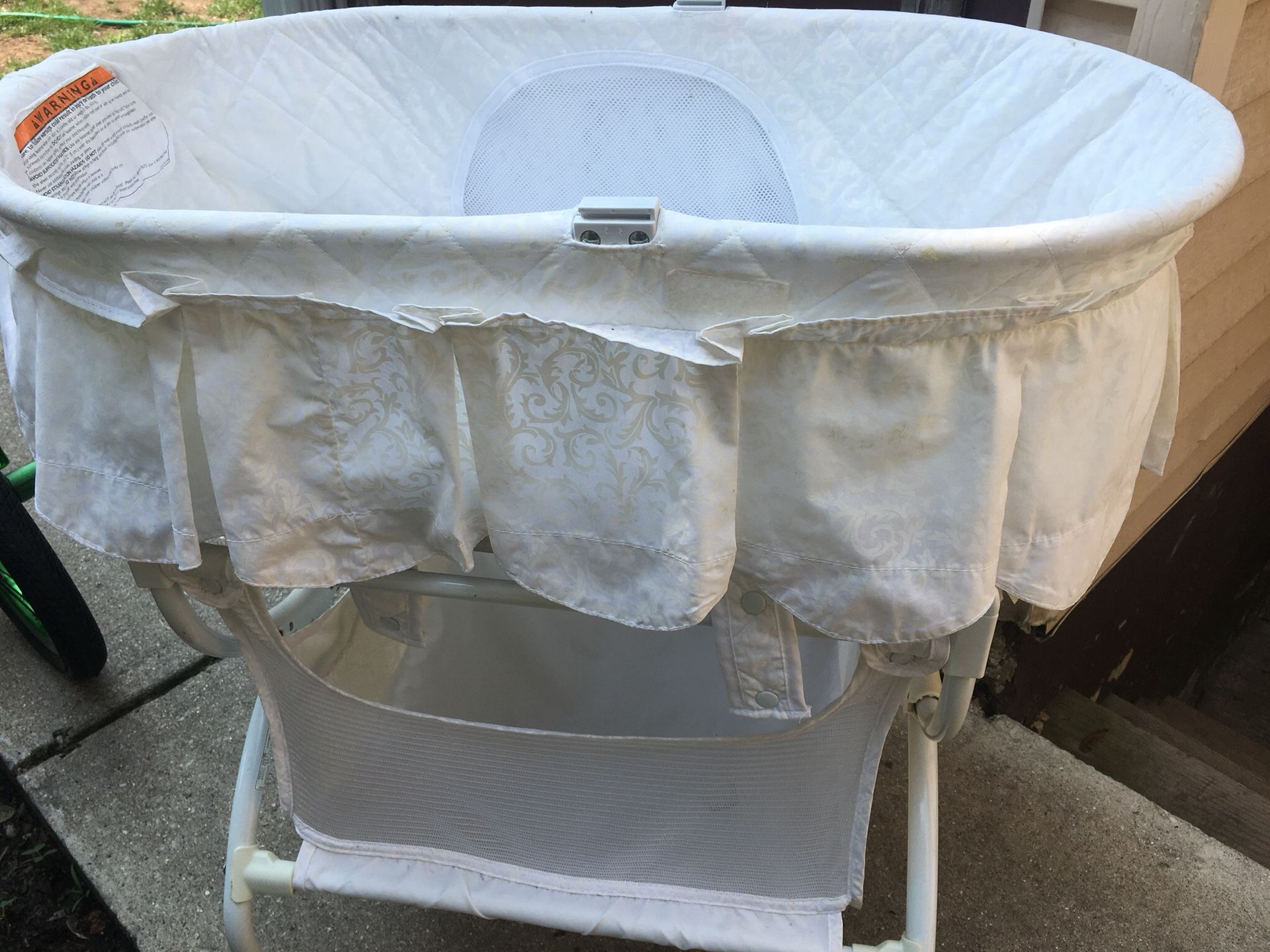 Kolcraft Tender Vibes bassinet