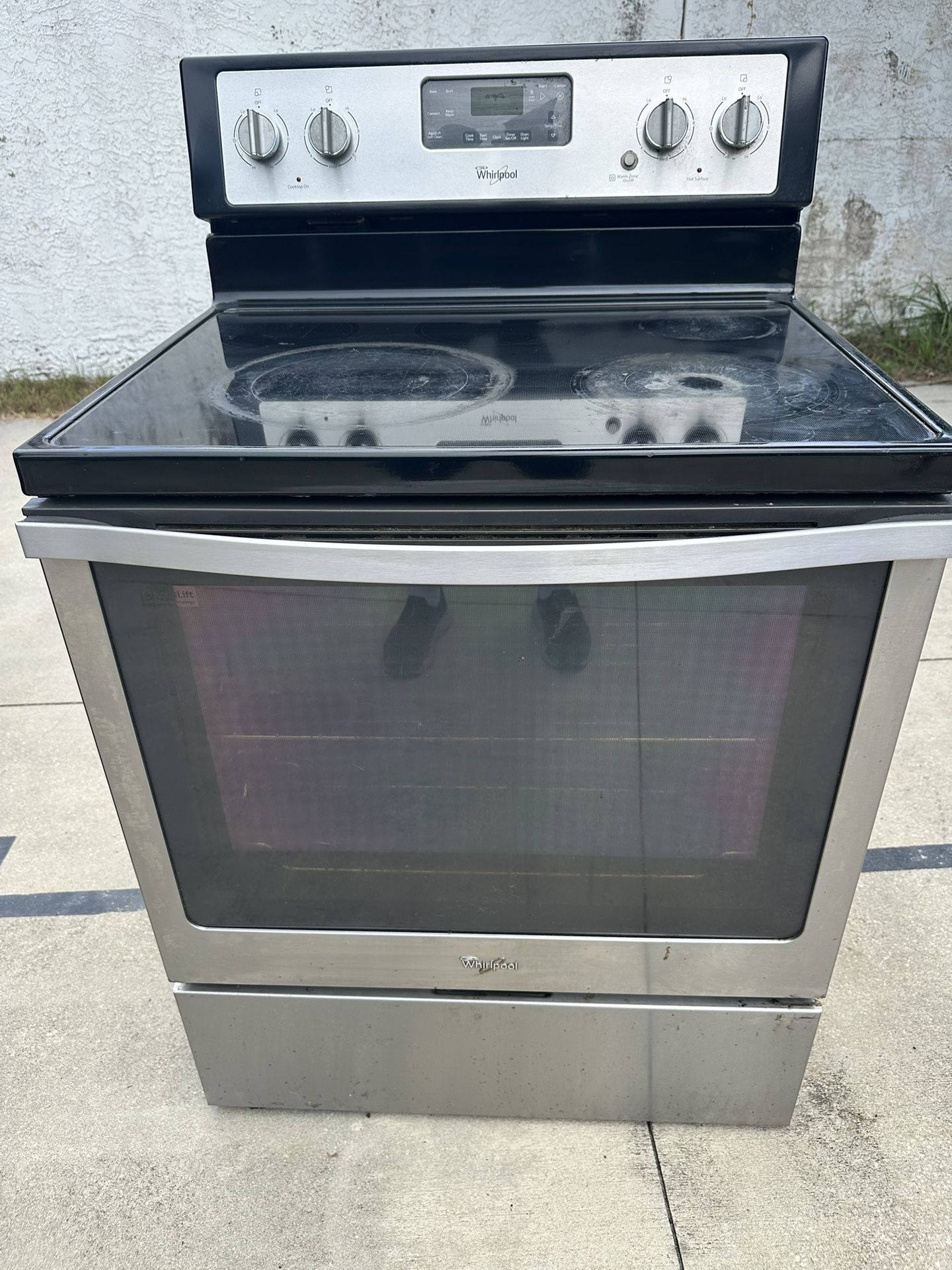 Whirlpool over.  Used.  Stove top works.  Oven has problems getting up to temp.  3 prong plug.  