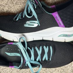 Ladies Skechers “Arch Fit FreshFlare Slip” Sneakers 