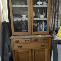 Hutch/ China Cabinet 