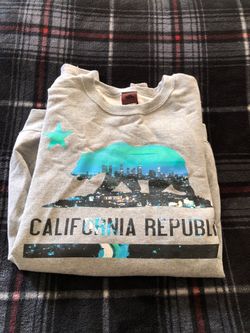 Men’s/Youth Large crewneck sweatshirt