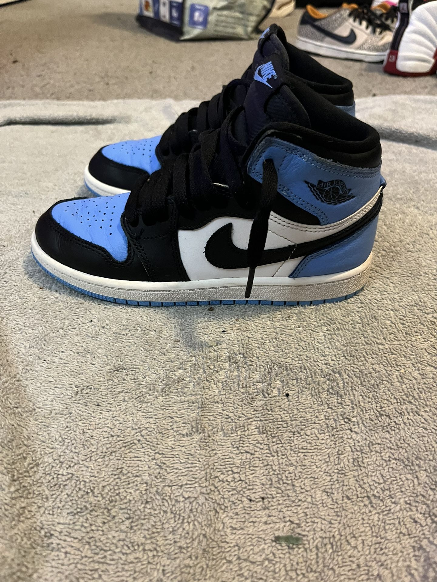 Size 2Y Boys Jordan 1 Retro High OG Unc Toe 