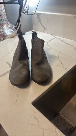 Sz 9 grayish brown ankle boots