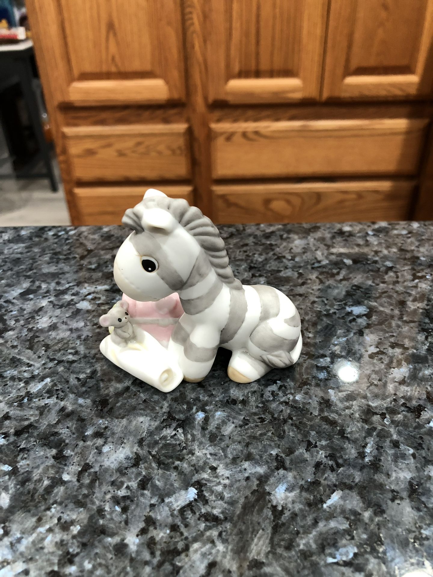 Vintage Precious Moments Figurine True Friendship Here 2000 Zebra Mouse Porcelain Collectible F0103. Size 3 1/4 inches long, 2 inches wide and 3 inch