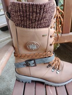 Pair of women's Mid calf boot
