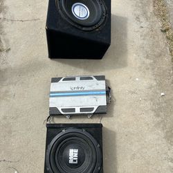 Sound system with two 12-inch speakers with 2,500 watts of power and an amplifier.