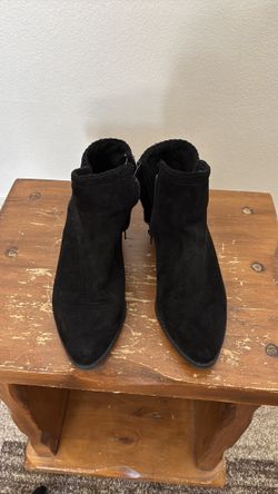 10 cash size 9 near AV College black suede boots