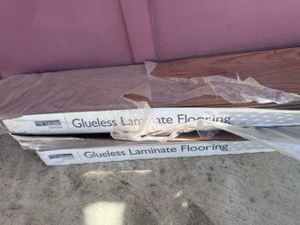 Shaw laminates flooring 3 boxes
