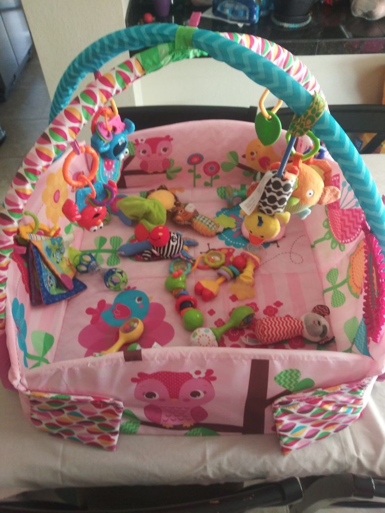 Tummy time mat with toys