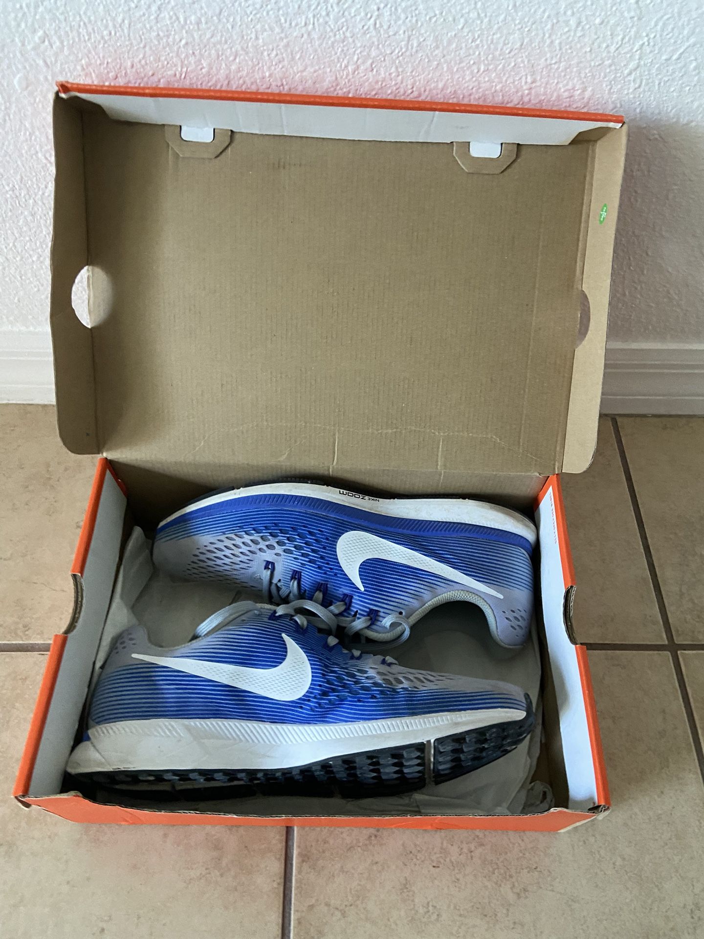 Nike Air Zoom Pegasus 34 running shoes in a blue and white 10.5