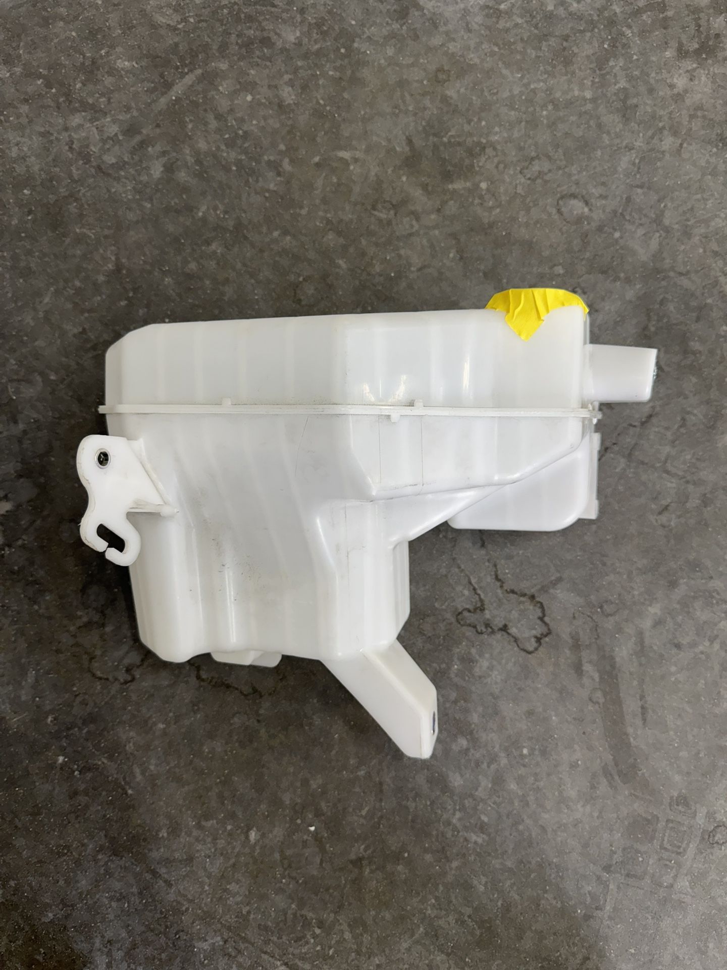2023 Toyota Highlander windshield washer fluid tank