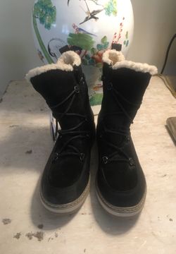White Mountain fleece lined boots size 8