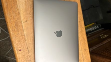 Mac book pro laptop touchbar new battery 13” works great