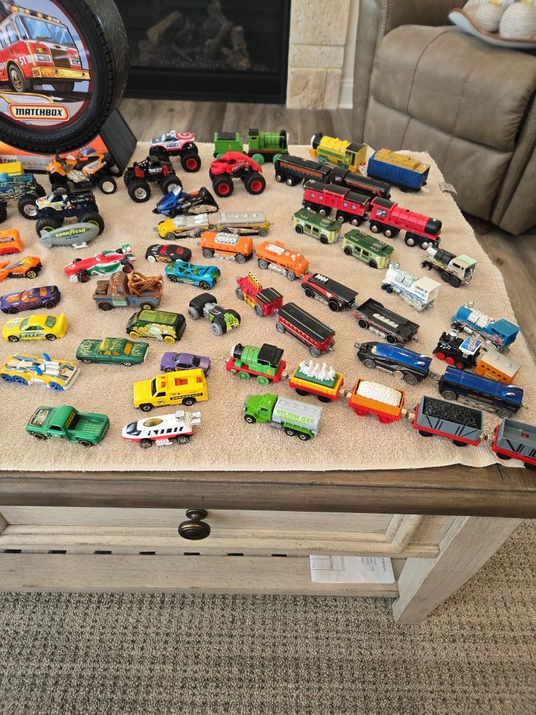 Assortment of Matchbox & Hotwheel cars