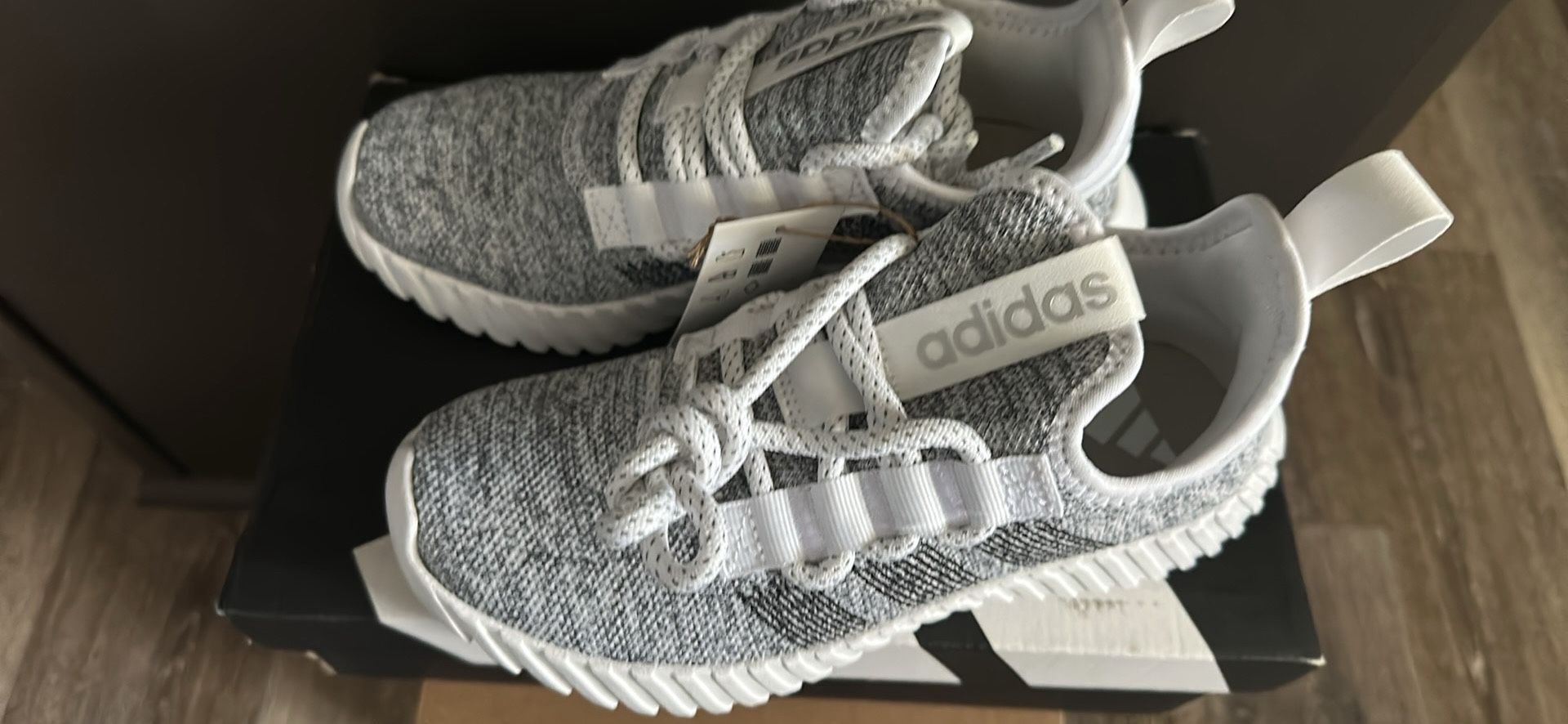 Adidas Kids shoes size 5 New with Box