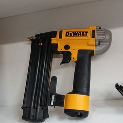 Dewalt New    Clavadora De Brad Neumatica