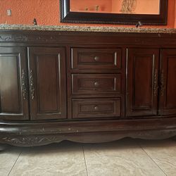 Bathroom vanity/solid Wood Great Conditions 
