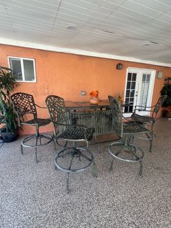 Barra de pati o con 4 sillas elegante