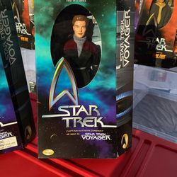 Star Trek - Voyager Captain Kathryn Jameway And Seven of Nine
