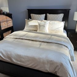 Bassett Queen Sized Bedroom Set