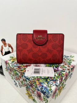 NWT Coach Medium Corner Zip Wallet limited edition