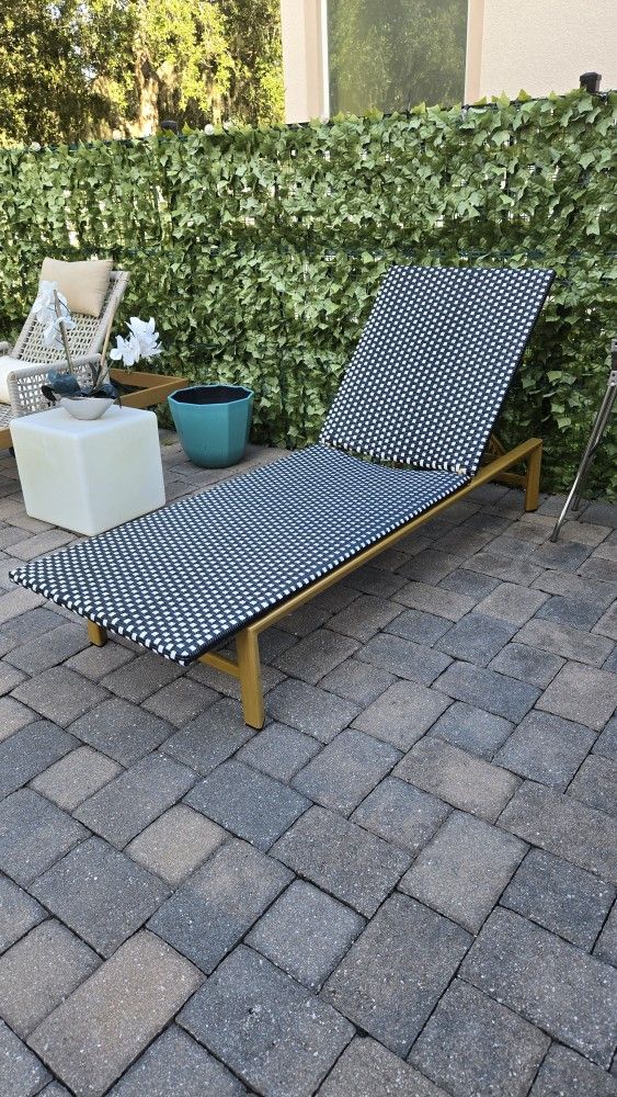 PURPLE LEAF Patio Chaise Lounge French Outdoor Lounger 1 Piece Wood-Grain Finish Aluminum Wicker Lounge Chairnew Open Box