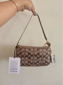 Crystal Signature Jacquard Plaza Bag 22 Shoulder Bag (color Mushroom)